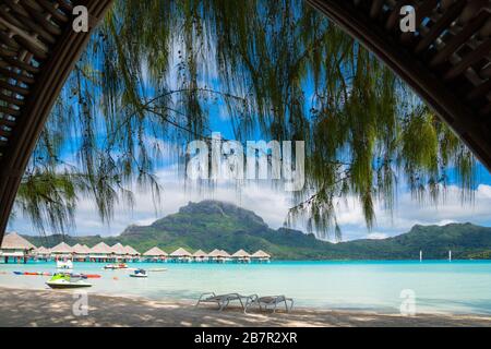 Vista della spiaggia di Bora Bora con acqua turchese dall'interno di una tenda da spiaggia, Tahiti, Polinesia francese Foto Stock