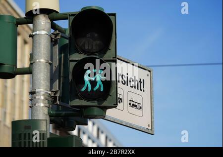 Coppia gay al semaforo nel cuore di Francoforte Foto Stock