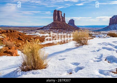 Monument Valley Navajo Tribal Park, West Mitten Butte nella neve Foto Stock