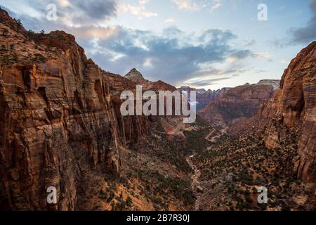 Vista al tramonto del parco nazionale di Zion dal sentiero panoramico del Canyon di Zion Foto Stock