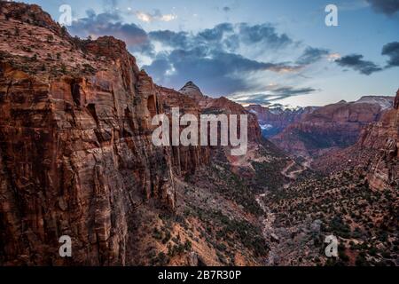 Vista al tramonto del parco nazionale di Zion dal sentiero panoramico del Canyon di Zion Foto Stock