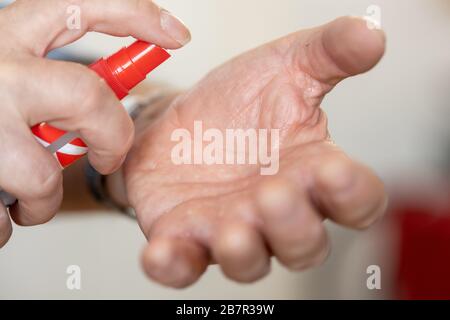 Lipsia, Germania, 03-17-2020, igiene delle mani, un uomo disinfetta le mani Foto Stock