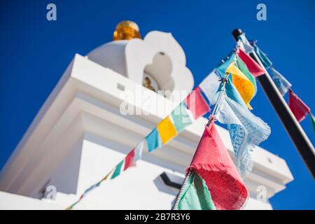 Bandiera di preghiera. Bandiere di preghiera buddhiste colorate a boudhanath stupa in Benalmadena, Andalusia, Spagna. Foto Stock