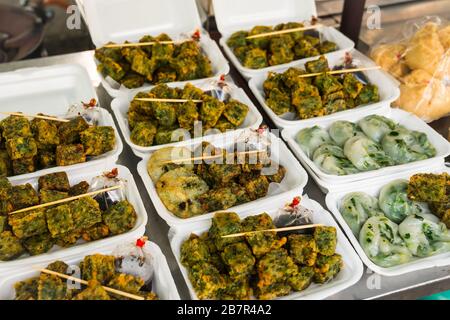 Vista ravvicinata dello Stinky tofu come spuntino sulla strada Foto Stock