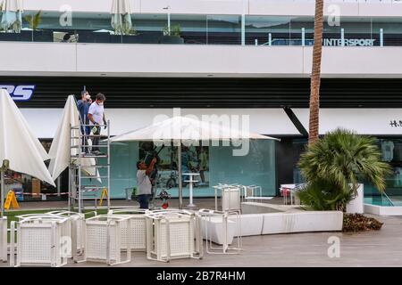 Los Cristianos, Spagna. 17 Marzo 2020. I lavoratori si occupa della sanificazione della struttura (Foto di Davide di Lalla/Pacific Press) Credit: Pacific Press Agency/Alamy Live News Foto Stock
