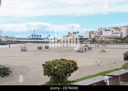 Los Cristianos, Spagna. 17 Marzo 2020. La spiaggia di Los Cristianos, di solito piena di turisti, è completamente deserta (Foto di Davide di Lalla/Pacific Press) Credit: Pacific Press Agency/Alamy Live News Foto Stock
