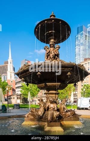 Fontana birraria a Boston comune con cielo blu Foto Stock