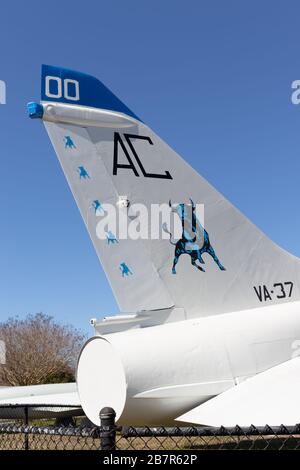 Hampton, VA/USA-Marzo 1,2020: Un vecchio aereo dell'Aeronautica degli Stati Uniti con un toro blu sulla coda nell'Air Power Park. Foto Stock