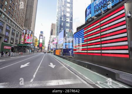 New York, Stati Uniti. 17 Marzo 2020. Vista delle strade vuote nella regione di Times Square di New York negli Stati Uniti questo martedì, 17. Uno scoppio del virus Corona (COVID-19) ha colpito la routine della città. Credit: Brazil Photo Press/Alamy Live News Foto Stock