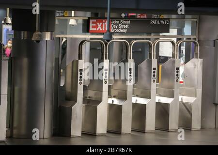 New York, Stati Uniti. 17 Marzo 2020. Movimento alla stazione della metropolitana Fulton a New York negli Stati Uniti questo Martedì, 17. Uno scoppio del virus Corona (COVID-19) ha colpito la routine della città. Credit: Brazil Photo Press/Alamy Live News Foto Stock