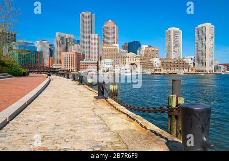 Il porto di Boston skylines con il cielo blu Foto Stock