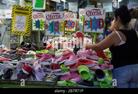 MENDOZA, ARGENTINA, 19 dicembre 2017. Crocs, vendite, Mercado Central, Ciudad de Mendoza. Foto: Axel Lloret / www.allofotografia.com Foto Stock