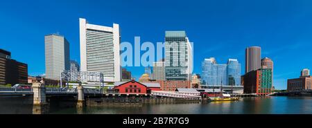 Il porto di Boston skylines con il cielo blu Foto Stock