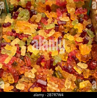 Da vicino caramelle di diversi tipi e colori. Fotografato di fronte al negozio. Foto Stock