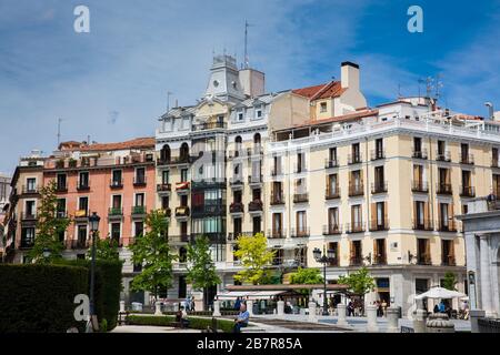 MADRID, SPAGNA - MAGGIO, 2018: Splendidi edifici antichi intorno a Plaza de Oriente nel centro di Madrid Foto Stock