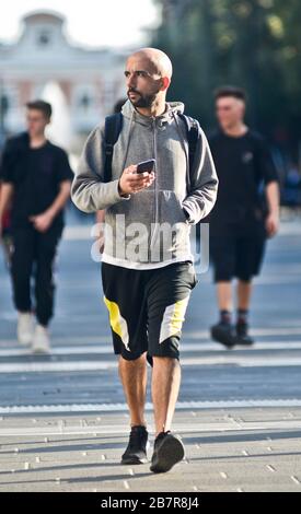 Uomo italiano in abbigliamento sportivo a piedi in Piazza Umberto i, Via Sparano da Bari. Bari, Italia Foto Stock