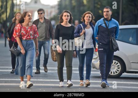 Una famiglia italiana che cammina in Piazza Umberto i, Via Sparano. Bari, Italia Foto Stock