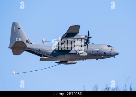 Feb 29, 2020 Mountain View / VA / USA - Lockheed Martin HC-130J Hercules aerei militari esecuzione di rifornimenti di aria esercitazioni vicino Moffett Federal Air Foto Stock