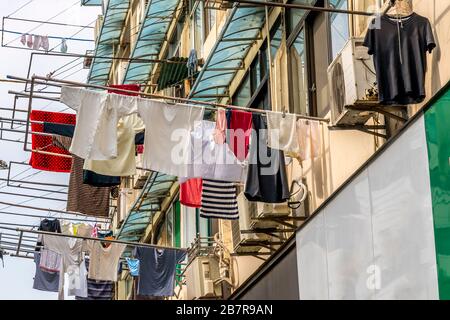 Edifici residenziali con vestiti asciutti a Shanghai, Cina Foto Stock