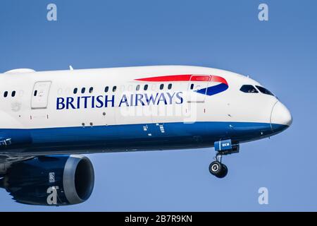 13 marzo 2020 San Jose / CA / USA - primo piano di una British Airways Boeing 787 Dreamliner che mostra il logo e il simbolo della società; British Air Foto Stock