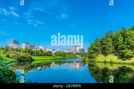 Centro di Tokyo con cielo blu, Giappone Foto Stock