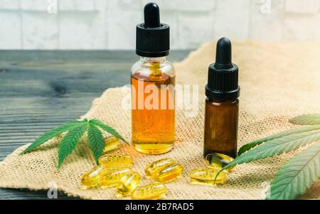 Cannabidiolo CBD e THC oli di cannabis e cbd capsule su tela di canapa Foto Stock