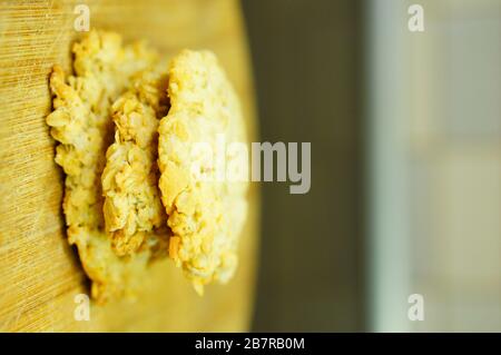 Primo piano di biscotti appena sfornati con farinata d'avena morbida Foto Stock