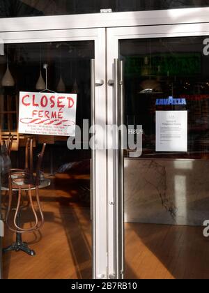 Oak Park, Illinois, Stati Uniti. 17 marzo 2020. Oak Park, Illinois, Stati Uniti. 17 marzo 2020. Cartello sulla porta di un ristorante francese in questo sobborgo occidentale di Chciago che indica che l'azienda ha scelto di chiudere temporaneamente a causa della pandemia COVID-19. Il governatore Pritzker ha ordinato che i ristoranti aprano solo per il servizio di trasporto, consegna e assistenza al chiuso durante la crisi. Foto Stock