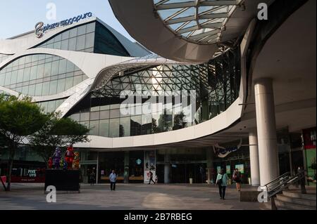 12.03.2020, Singapore, Repubblica di Singapore, Asia - Vista esterna del centro commerciale Plaza Singapura lungo Orchard Road. Foto Stock