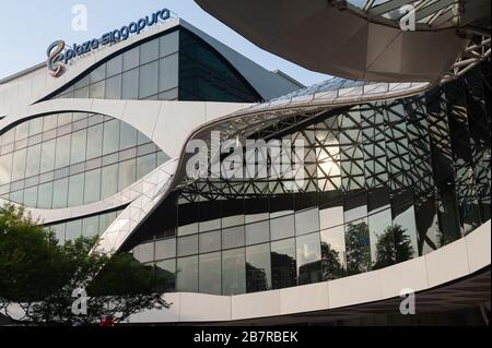 12.03.2020, Singapore, Repubblica di Singapore, Asia - Vista esterna del centro commerciale Plaza Singapura lungo Orchard Road. Foto Stock