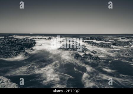 Bella stagione a lunga esposizione in stile bianco e nero Foto Stock