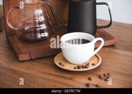 Set di caffè gocciolanti in un caffè d'epoca in legno Foto Stock