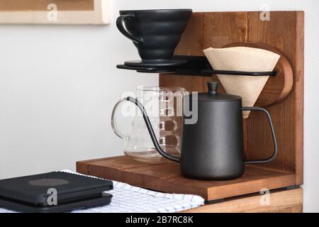 Attrezzatura per il caffè in un caffè d'epoca in legno Foto Stock