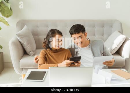 Giovane asiatico uomo e donna stress con il suo business online shopping in ufficio. Foto Stock