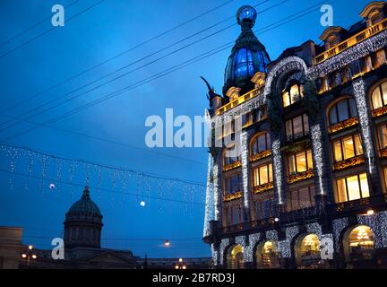 Il cantante Zinger Prenota Casa sulla Nevsky Prospect nel centro storico di San Pietroburgo, Russia Foto Stock