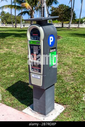 Un parchimetro a energia solare alimentato da un pannello solare, Miami Beach, Florida, USA. Foto Stock