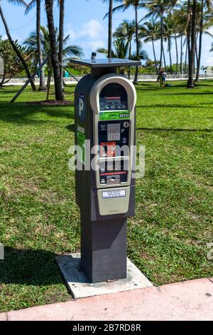 Un parchimetro a energia solare alimentato da un pannello solare, Miami Beach, Florida, USA. Foto Stock