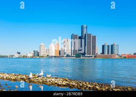 Skyline di Detroit con cielo blu Foto Stock