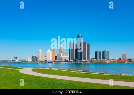 Skyline di Detroit con cielo blu Foto Stock