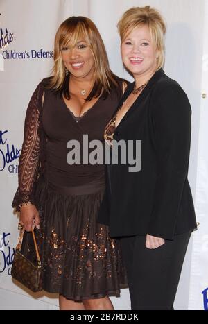 Kym Whitley e Caroline Rhea al Children's Defence Fund's sedicesimo annuale Los Angeles 'Beat the Odds' Awards tenutosi presso il Beverly Hills Hotel di Beverly Hills, CA. L'evento si è svolto giovedì 12 ottobre 2006. Foto di: SBM / PictureLux - riferimento file 33984-8435SBMPLX Foto Stock