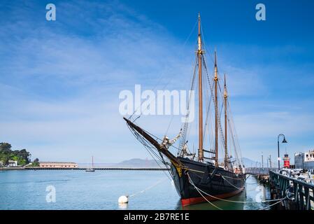 Storica goletta a San Francisco, California, con ponte Golden gate a distanza Foto Stock
