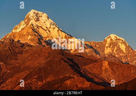 Maestosa vista del tramonto che spazia attraverso Annapurna Sud e Himchuli da Poon Hill, Ghorepani, Nepal Foto Stock
