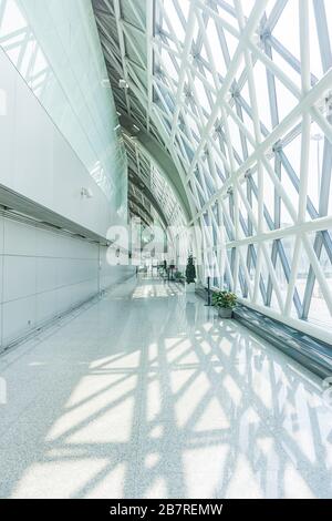 Spazioso e luminoso terminal aeroportuale Foto Stock