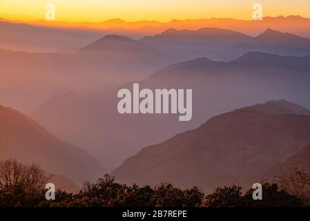 Creste di montagna accatastate viste durante l'ora d'oro del tramonto da Poonhill Ghorepani Nepal Foto Stock