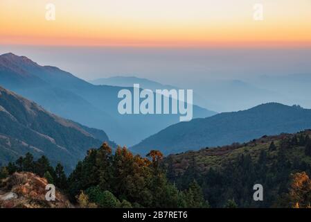 Creste di montagna accatastate viste durante l'ora d'oro del tramonto da Poonhill Ghorepani Nepal Foto Stock