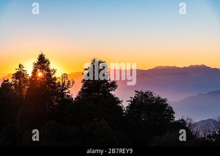 Creste di montagna accatastate viste durante l'ora d'oro del tramonto da Poonhill Ghorepani Nepal Foto Stock