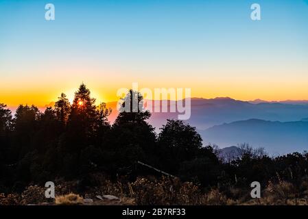 Creste di montagna accatastate viste durante l'ora d'oro del tramonto da Poonhill Ghorepani Nepal Foto Stock