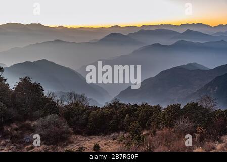 Creste di montagna accatastate viste durante l'ora d'oro del tramonto da Poonhill Ghorepani Nepal Foto Stock