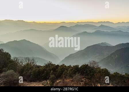 Creste di montagna accatastate viste durante l'ora d'oro del tramonto da Poonhill Ghorepani Nepal Foto Stock