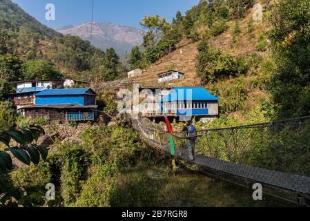 Bellissimo ponte oscillante attraverso Ulleri durante Poonhill Ann'apurna escursione Pokhara Nepal Foto Stock